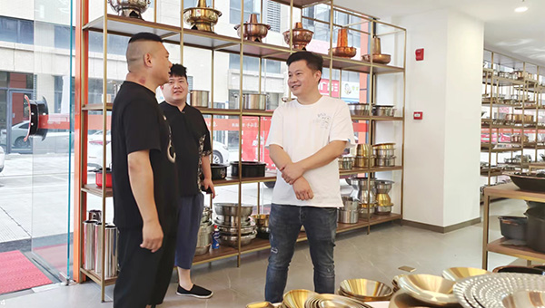 沸腾故事火锅创始人邱总深入市场考察耍锅哥火锅锅具文创馆